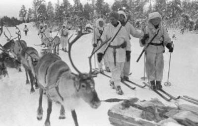 Finse leger met rendieren en ski's