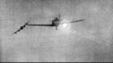 Een Focke-Wulf Fw 190D wordt geraakt tijdens een luchtgevecht.