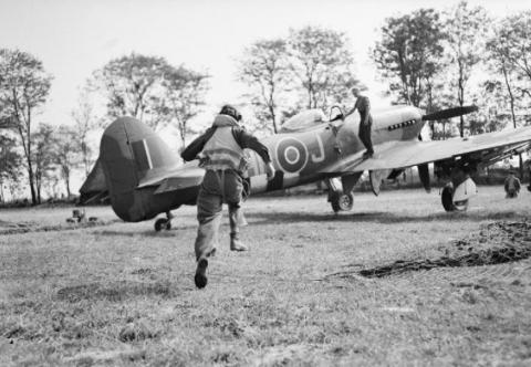 Piloot onderweg naar zijn Hawker Typhoon