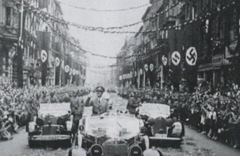Hitler wordt in Berlijn toegejuicht