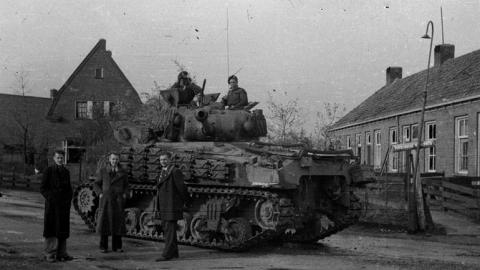 Canadese tank aan de Vordensebinnenweg in Warnsveld (Jan Thate)