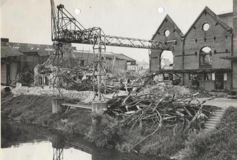 De Havenstraat bij Reesink vernield bij het opblazen van de IJsselbrug