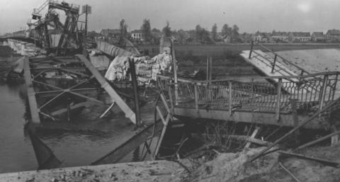 De geheel verwoeste spoorbrug over de IJssel