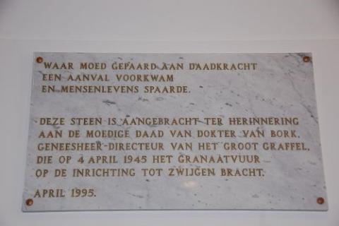 De gedenksteen voor Dr. van Bork. Uiteindelijk zijn er op Groot Graffel door oorlogshandelingen 15 patienten omgekomen