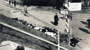Gruwelijke foto van door nazi's lukraak geexecuteerde burgers in een willekeurige straat