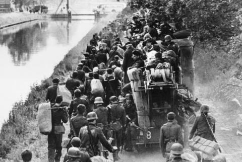 Vaak nog aangevallen door Russische jagers vluchtten duizenden Oost-Pruisers naar het Westen. Velen kwamen om door de div. ontberingen.