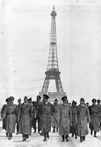 Hitler bezoekt Parijs na zijn grote overwinningen in Frankrijk