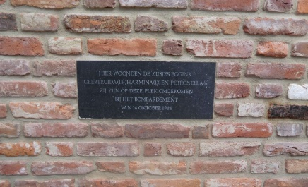 Het Apenstert monument in de muur op de plek waar het ooit was gelegen