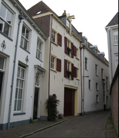 In de Bernhardsteeg, vlak bij zijn huis, werd hij vermoord door de Landwacht.