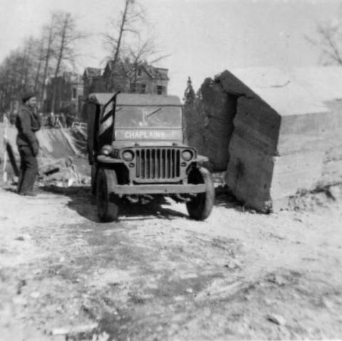 Jeep met Canadezen bij de vernielde Deventerwegbrug. Rechts een Duitse versperring. (E)
