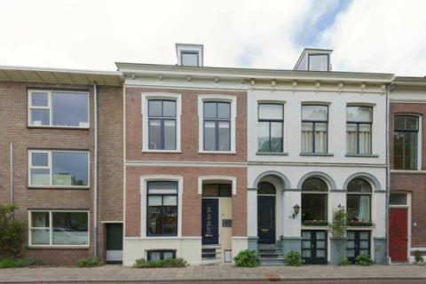 Waar nu nieuwe flats zijn gebouwd stond ooit Berkelkade 5 waar zij werkte