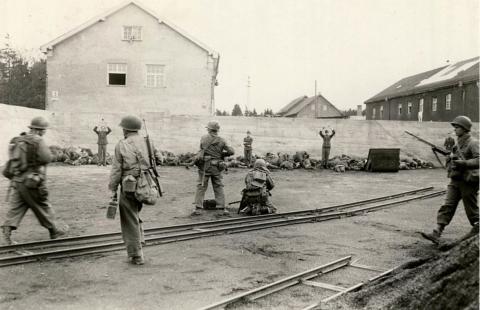 De 1ste Amerikanen in KZ Dachau waren in shock en wilden alleen maar wraak. Ze lieten de bewakers zich in rijen opstellen en begonnen hen als wilden te executeren. Naderhand bleken dit niet de eigenlijke bewakers te zijn geweest, die met bloed aan hun handen, deze waren al verdwenen...