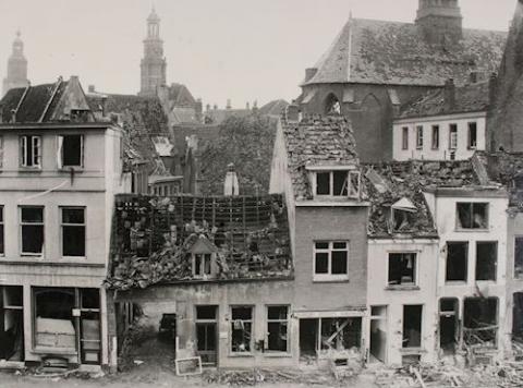 Wat er overbleef van het mooie rijtje huizen na Het Bombardement