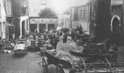 Het Broederenkerkplein nog in vol bedrijf