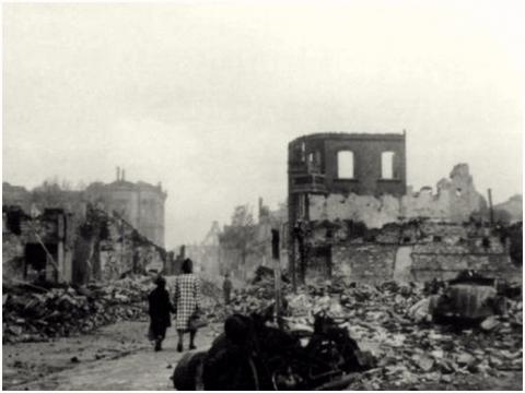 Dit bleef er over na het Geallieerde bombardement op het historische stadje Emden
