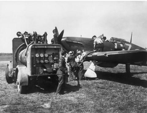 Hawker Hurricane Mk I wordt volgetankt tijdens de Battle of Britain