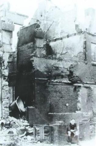 Opname van een van de door gevechtshandelingen beschadigde huizen in de Heeckerenlaan