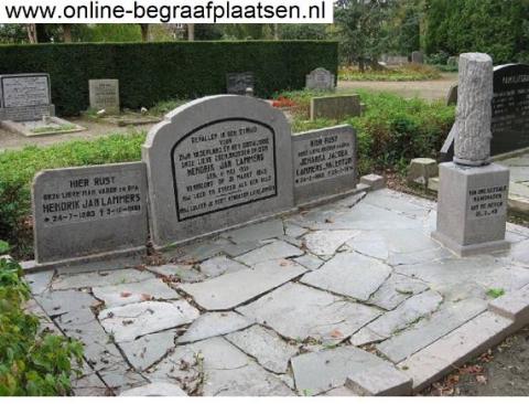 Het familiegraf waar hij met zijn moeder en vader ligt begraven en een gedenksteen (rechts) ter ere van hem.