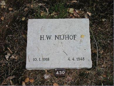 Zijn graf op het Nationale Ereveld Loenen
