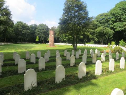 Temidden van Hollandse gevallenen ook het graf van Hendrikus Jesephus Houtepen op het Nederlands Ereveld te Düsseldorf-Oberbilk