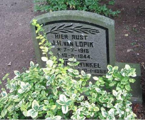 Zijn graf op de Oude Begraafplaats dat hij deelt met Derk Donderwinkel, relatie onbekend.