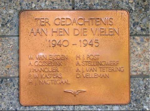 Gedenkplaat met zijn naam over NS werknemers die vielen tijdens de Tweede Wereldoorlog