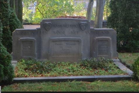 Het graf van Adrie Adriaan van Luttervelt tesamen met zijn strijdmakkers