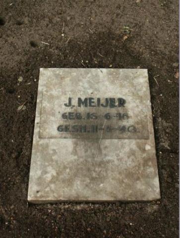 Zijn graf op Nwe Gem. Begraafplaats te Amerongen