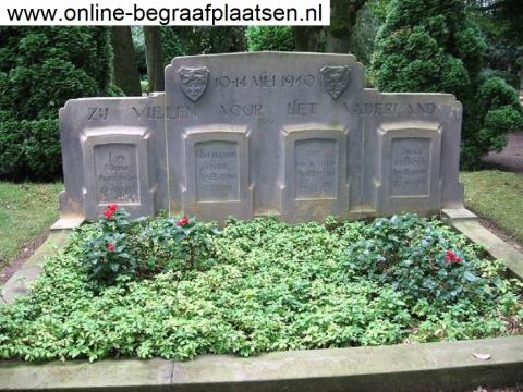 Dirk van Keulen wordt vermeld op deze vier grafstenen op de Oude Begraafplaats