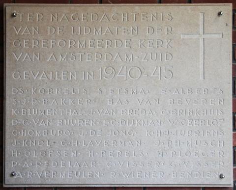 De gedenksteen met zijn naam in de Willem de Zwijgerkerk in Amsterdam