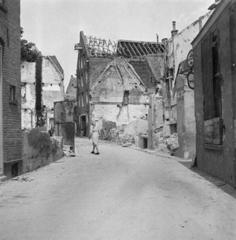 Hoek Kerksteegje-Rodetorenstraat na het bombardement.