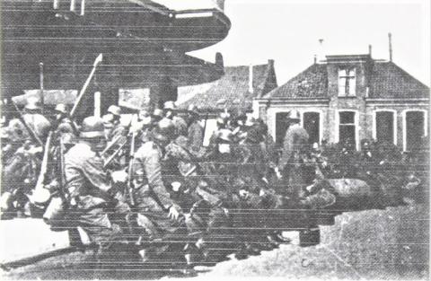 Voorbereidingen van een oversteek van de IJssel door Duitse soldaten