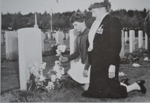 Bezoek van zijn moeder Jessie aan het graf van haar zoon