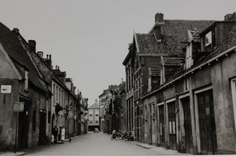 De Rijkenhage voordat het na de oorlog werd afgebroken. Hij woonde op nr. 25 in een van de huizen aan de rechterzijde op deze foto.