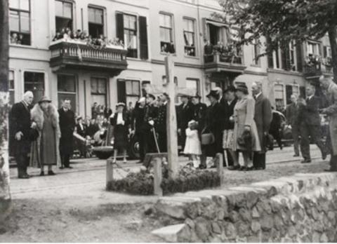 Op 4 mei 1951 tijdens de Dodenherdenking bezocht Kon.Wilhelmina het fusillade monument aan de IJsselkade