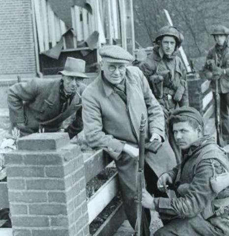 Canadese soldaten in gesprek met burgers aan de Warnsveldseweg, man met de pet is de heer Zeijlemaker