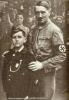 Een jonge Hitler met een jong lid van de Hitlerjugend