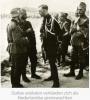 Z.g. Hollandse grenswachten met Duitse gevangenen tussen hen in...
