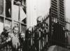 Op deze foto van Zutphen tijdens de bevrijding in 1945 zien enkele zgn. "moffenmeiden", die bij een volksgericht werden kaalgeschoren. De foto is genomen op het Hagenpoortplein op de trappen van de voormalige zilversmederij