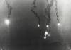 Lichtkogels werden afgeschoten voor meer licht tijdens oorlogshandelingen