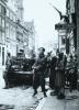 Canadese militairen in de Lange Hofstraat paraat vanwege Duitse snipers