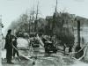 Canadese voertuigen en soldaten bij de opgeblazen brug aan de Deventerweg (E)