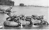 Oversteek in kwetsbare rubberen bootjes door Duitse soldaten