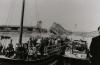 Tijdens de oorlog een volgeladen pont aan de IJsselkade met op de achtergrond de vernielde IJsselbruggen. (E)