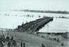De schipbrug over de Ijssel in de winter van januari 1942 met de ondergelopen uiterwaarden. Foto genomen vanaf de Ijsselkade,